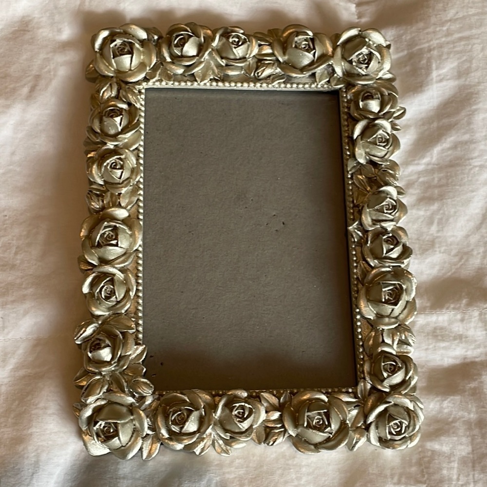 New, never displayed 4x6 picture frame by concepts - pretty silver roses design